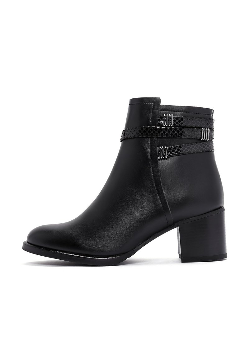 Bottine en cuir noire avec un bout rond, des brides tressées décoratives, des accents texturés et un talon bloc robuste.