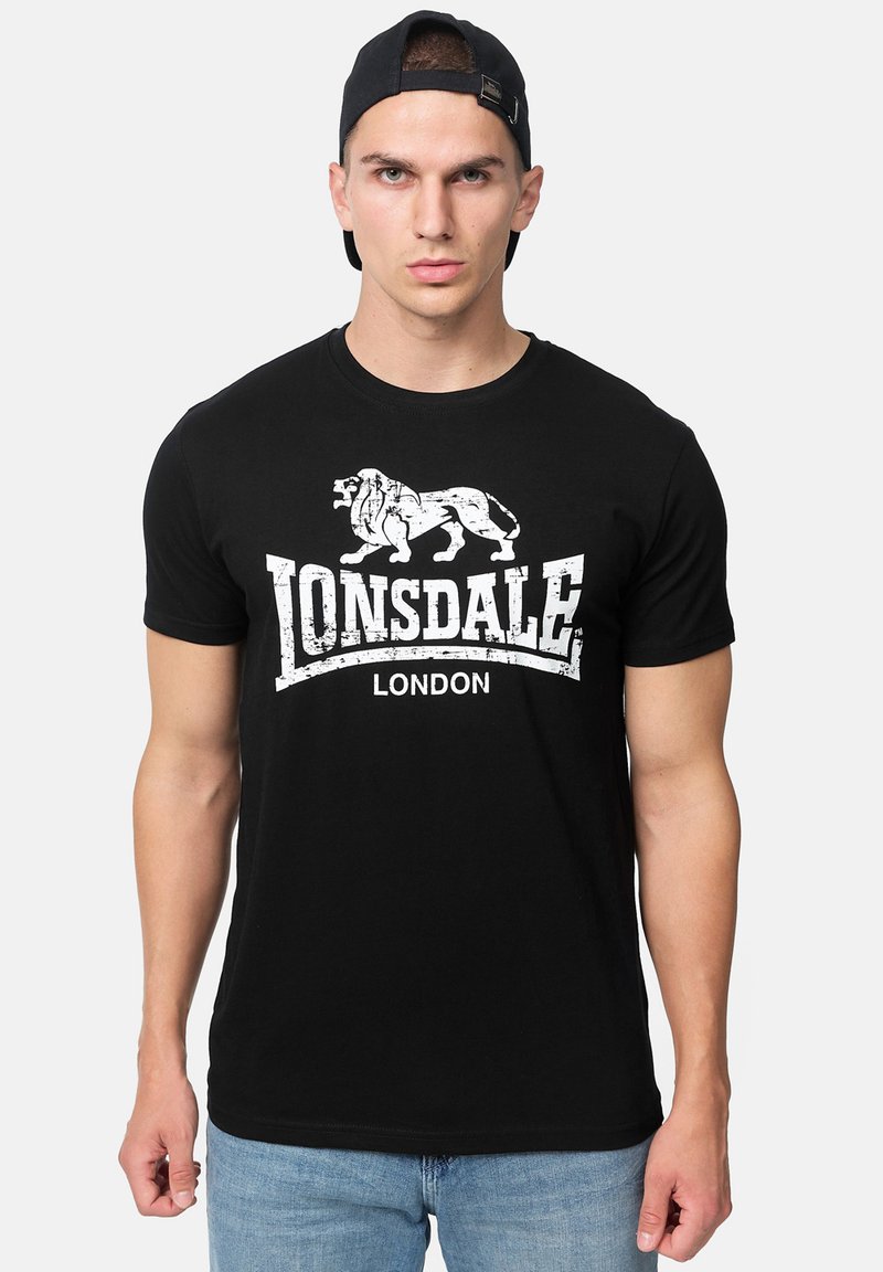 Tricou negru din bumbac, cu un grafic alb de leu și textul "Lonsdale London", cu guler clasic rotund, mâneci scurte și design ajustat.