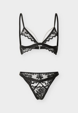 Μαύρο δαντελένιο σουτιέν και τόνκι που ταιριάζει με σχέδια λουλουδιών και λεπτομέρειες με πέρλες σε ράντες και μπροστινό μέρος, εμφανιζόμενο σε λευκό φόντο.