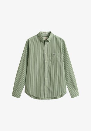 Grün-weiß gestreiftes Langarmhemd mit Knöpfen, Kragen und Brusttasche vor weißem Hintergrund.