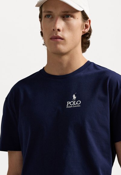 Navyblauwe katoenen T-shirt met korte mouwen, met een wit logo van een polospeler en de merknaam "Polo Ralph Lauren" op de borst.