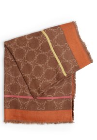 Écharpe marron à motif géométrique floral, bords orange, fines rayures jaunes et roses, avec des bords effilochés, pliée sur fond blanc.