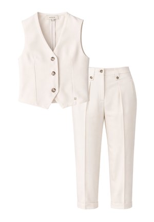 Gilet color crema sartoriale con tre bottoni abbinato a pantaloni abbinati a vita alta con risvolti e dettagli con bottoni.