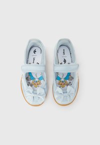 Ljusblå Mary Jane-skor för barn med rosetter, med en Disney-prinsessprint inuti och Adidas-logotyp på innersulan, mot en vit bakgrund.