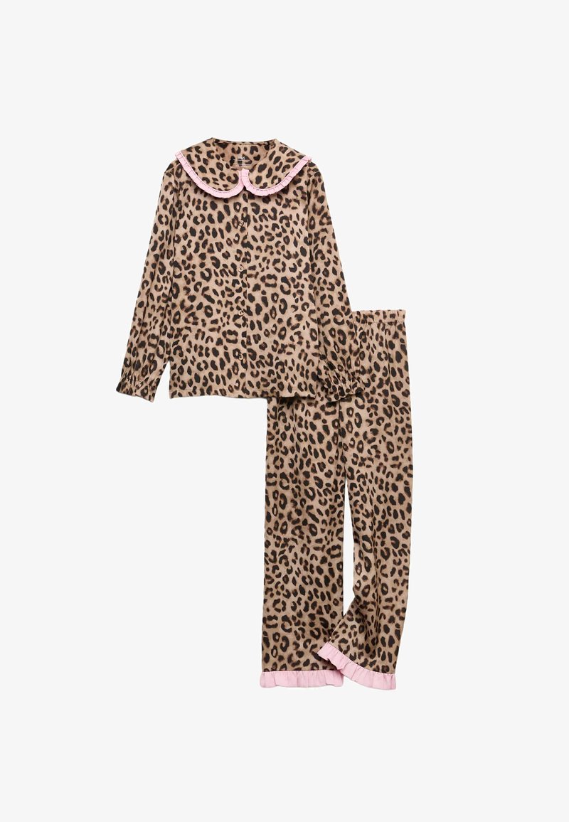 Komplet piżamowy w wzór lamparta, składający się z zapinanej na guziki bluzki z długim rękawem i różowym falbanastym kołnierzykiem oraz pasujących spodni z różowymi falbanami.