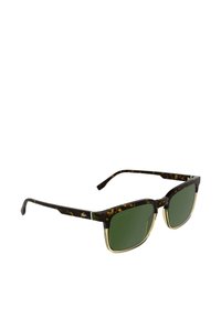 Occhiali da sole a tartaruga con lenti verdi. Accenti metallici dorati sulla montatura. Forma quadrata con aste eleganti e dettaglio del logo sul lato.