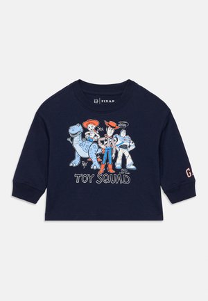 Mørkeblå bomuld T-shirt med rund hals og lange ærmer, med en tegneserieillustration af karaktererne Rex, Jessie, Woody og Buzz Lightyear.