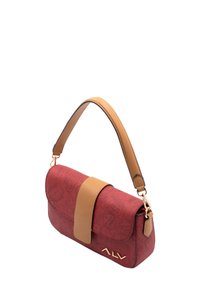 Borsa a mano con motivo rosso, dotata di una tracolla liscia color tabacco e un accento in metallo dorato. Presenta una chiusura a pattina e una forma rettangolare.