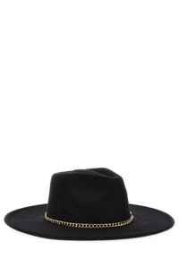 Sombrero de fieltro negro de ala ancha con un acento de cadena dorada alrededor de la base de la corona. Textura suave con una forma estructurada.