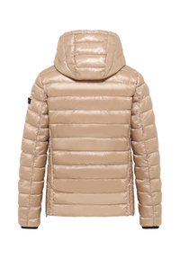Jasno beżowa kurtka puchowa z kapturem, poziomym pikowaniem i gładką teksturą. Zawiera czarny akcent z logo na rękawie.