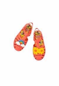 Chanclas de plástico color coral con acentos de nubes y arcoíris en un zapato, y detalle de flor amarilla en el otro. Presenta una plantilla con patrón.