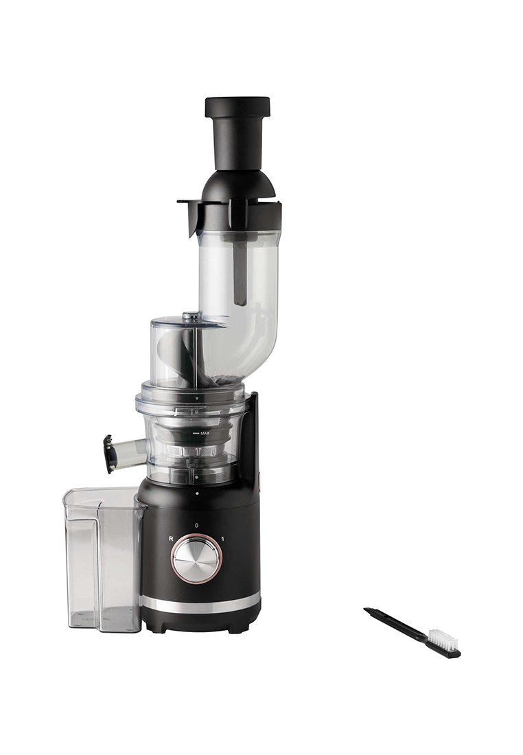 Černý a stříbrný vertikální pomalý odšťavňovač s průhlednou nádobou na šťávu a čistícím kartáčem na bílém pozadí.