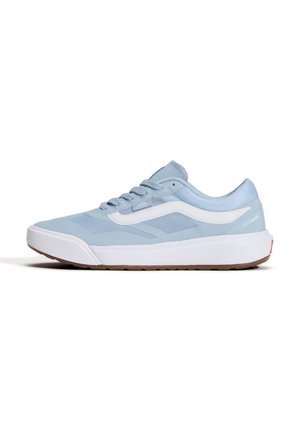 Jasnoniebieski sneaker Vans z białym paskiem, sznurowadłami i grubą białą podeszwą, pokazany z boku na białym tle.
