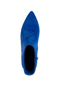 Botín de ante azul hasta el tobillo con punta afilada y cremallera lateral. Presenta una textura suave y un diseño ajustado, que enfatiza una silueta elegante.