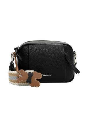 Borsa a tracolla sintetica nera con texture, dotata di una tracolla decorata e un ciondolo a forma di orso marrone. Caratterizzata da una chiusura con zip e dettaglio del logo.