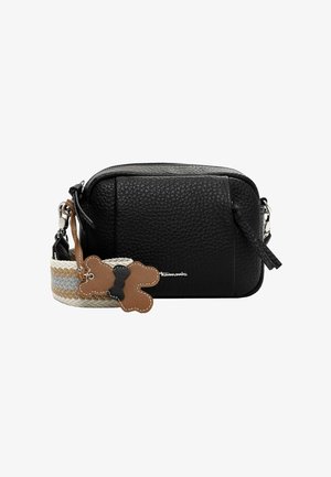 Borsa a tracolla sintetica nera con texture, dotata di una tracolla decorata e un ciondolo a forma di orso marrone. Caratterizzata da una chiusura con zip e dettaglio del logo.
