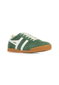 Sneaker verde in suede con strisce bianche, suola in gomma texturizzata e design con lacci, caratterizzata da un collare imbottito e branding Gola.