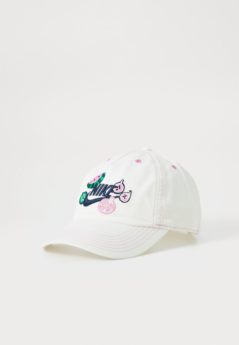 Λευκό βαμβακερό καπέλο μπέιζμπολ με ροζ λεπτομέρειες και κεντητά σχέδια φρούτων, φέρει εμφανώς το λογότυπο της Nike μπροστά.