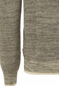 Maglione grigio lavorato a maglia con un motivo testurizzato, polsini a coste e orlo color crema. Il tessuto è morbido e flessibile.