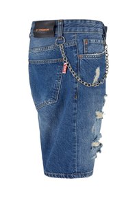Shorts de mezclilla en azul con un acabado desgastado, con un acento de cadena y una etiqueta de cuero en la cinturilla. Diseño clásico de cinco bolsillos.