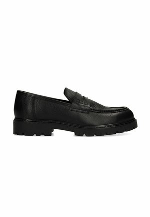 Zwarte leren loafer met gestructureerde bovenkant, penny-riemdetail en dikke profielzool, zijaanzicht op een witte achtergrond.