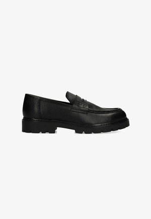 Zwarte leren loafer met gestructureerde bovenkant, penny-riemdetail en dikke profielzool, zijaanzicht op een witte achtergrond.