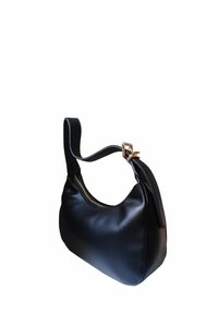 Borsa a spalla in pelle nera con una texture liscia, forma curva e una chiusura in metallo dorato. Presenta una cerniera laterale per l'accesso.