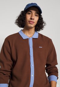 Obey Clothing ACCOMPLISH THERMAL BUTTON FRONT UNISEX - Gilet - sepia