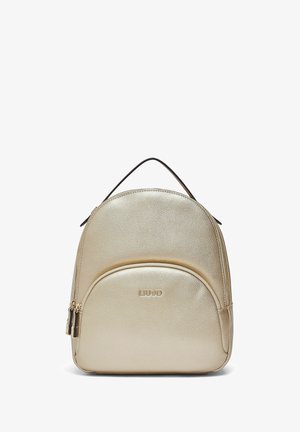 Rucksack aus goldfarbenem Leder mit abgerundetem Design, glatter Textur und einer Reißverschlusstasche vorne. Verfügt über einen oberen Tragegriff.