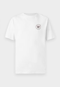 Λευκό βαμβακερό μπλουζάκι με κοντά μανίκια και στρογγυλή λαιμόκοψη. Διαθέτει ένα μικρό καφέ κυκλικό λογότυπο στο στήθος.