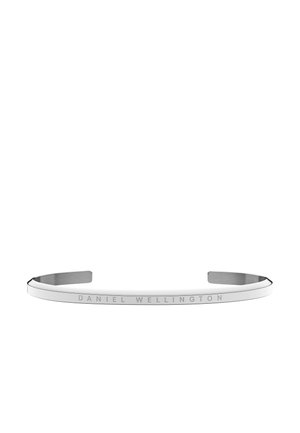 Silbernes offenes Manschettenarmband mit der Gravur "Daniel Wellington" auf einem glatten, schmalen Metallband.