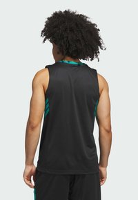 Canotta da basket nera senza maniche con accenti blu sul collo e sui lati. Realizzata in un tessuto liscio e traspirante, che allontana l'umidità.