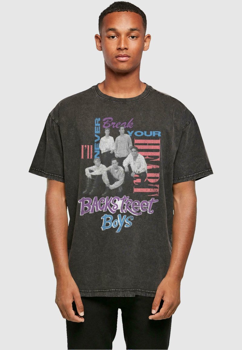 Černé oversize bavlněné tričko s grafickým potiskem pěti lidí a textem. Text obsahuje "Nikdy ti nezlomím srdce" a "Backstreet Boys."
