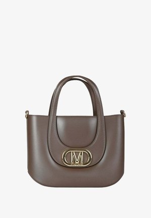 Borsa a mano marrone in ecopelle con forma arrotondata, due manici e un grande logo in metallo dorato sul davanti. Texture liscia e design strutturato.