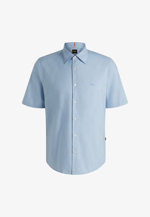 Svetlo modrá košeľa s krátkym rukávom vyrobená z hladkého materiálu. Má špicatý golier, gombíkový predný uzáver a subtílne vyšívané logo na hrudi.