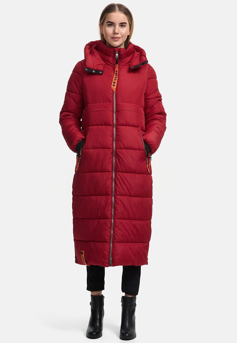 Rode lange pufferjas met een capuchon, ritssluiting, zijzakken en een textuur quilting. Heeft zwarte accenten en een oranje label.