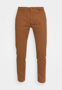 Pantalon chino en coton marron avec une coupe droite, doté d'une fermeture à boutons à l'avant et de passants pour ceinture. Texture lisse, sans motifs visibles.