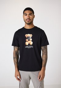 CLOSURE London BLACK HEART TEDDY TEE - T-shirts print - black