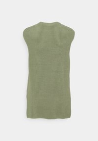 Veste tricotée sans manches de couleur vert olive clair avec une texture côtelée et un col rond, vue de dos sur un fond blanc.