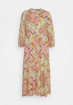 Pitkä vaaleanpunainen mekko, jossa on kukkakuvio ja geometrinen kuviointi kerma, kultaa ja mustaa. Mekossa on pyöreä pääntie ja napitus edessä, sekä pitkät hihat.