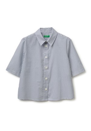 Kurzärmeliges Hemd mit Knöpfen, mit kleinem marineblauem Quadratmuster auf weißem Hintergrund, weiter Kragen und fünf weißen Knöpfen.