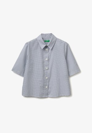 Korte mouwen blouse met klein marineblauw vierkant patroon op witte achtergrond, spreidkraag en vijf witte knopen.