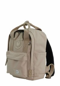Beige Rucksack aus strukturiertem Stoff, mit einer Fronttasche, einem oberen Griff und verstellbaren Trägern. Ausgestattet mit einem runden Logo und Hardware-Akzenten.