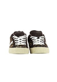 Sneaker in suede marrone con lati a stampa leopardo, lacci bianchi e suole in gomma di colore chiaro. Design a profilo basso con punta rotonda.