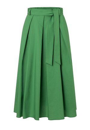 Groen midirok met plooien en een bijpassende stoffen riem gestrikt in de taille, gemaakt van lichtgewicht materiaal voor een vloeiende pasvorm.