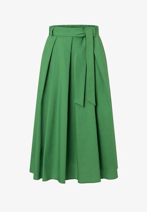 Jupe midi verte avec plis et ceinture assortie en tissu nouée à la taille, confectionnée dans un matériau léger pour une coupe fluide.
