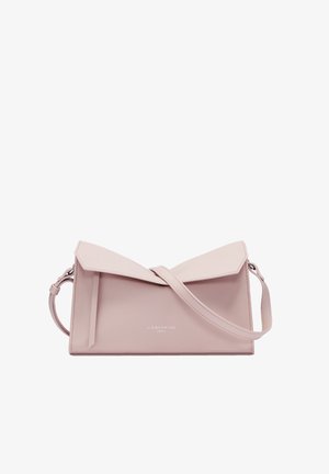 Rosa Leder-Umhängetasche mit gefaltetem Klappdesign, ausgestattet mit einem abnehmbaren Tragegurt und eingeprägtem Logo auf der Vorderseite. Glatte Textur.