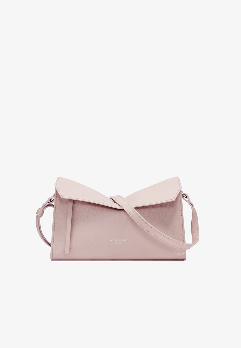 Rosa Leder-Umhängetasche mit gefaltetem Klappdesign, ausgestattet mit einem abnehmbaren Tragegurt und eingeprägtem Logo auf der Vorderseite. Glatte Textur.