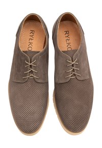 Bruna perforerade mockaskor med beige gummisulor, med snörningsdesign och rund tå, sett ovanifrån.