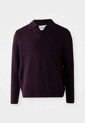 Stickad tröja i mörklila med V-ringning, långa ärmar och texturerad yta. Har en klassisk krage och sidetikett.